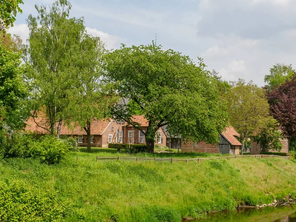 Almanya 'da Berkel nehrindeki eski evler