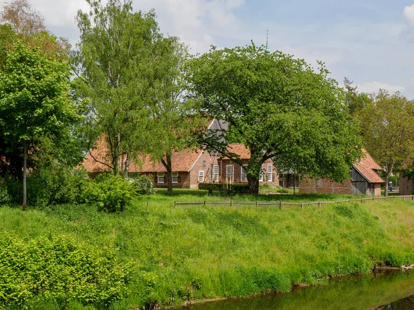 Almanya 'da Berkel nehrindeki eski evler