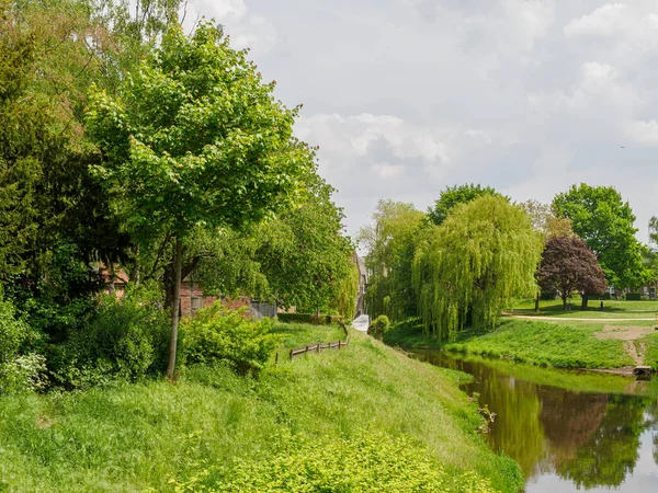 Almanya 'da Berkel nehrindeki eski evler