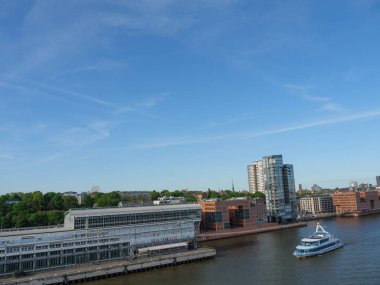 Hamburg şehri ve Elbe nehri Almanya 'da.