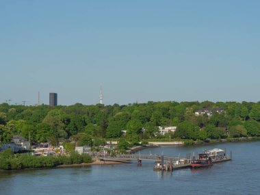 Hamburg şehri ve Elbe nehri Almanya 'da.