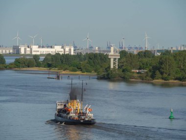 Hamburg şehri ve Elbe nehri Almanya 'da.