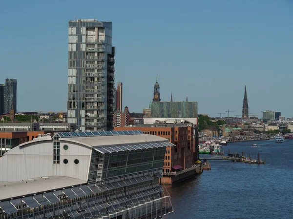 Hamburg şehri ve Elbe nehri Almanya 'da.