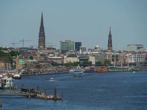 Hamburg şehri ve Elbe nehri Almanya 'da.