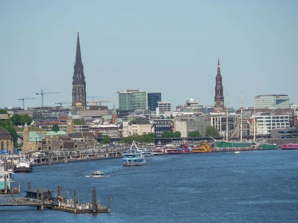 Hamburg şehri ve Elbe nehri Almanya 'da.