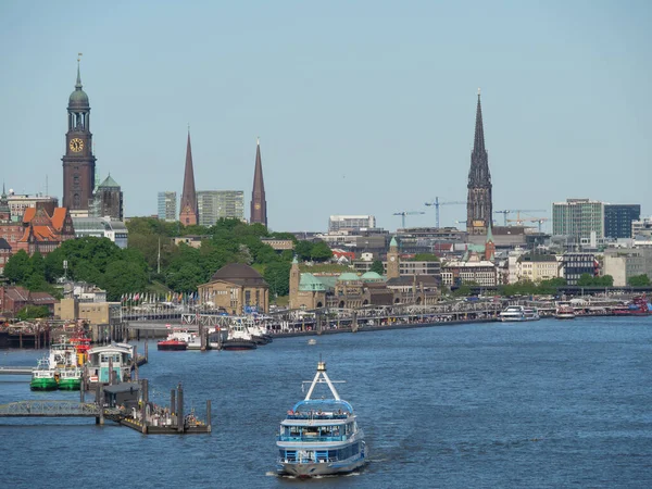 Hamburg şehri ve Elbe nehri Almanya 'da.