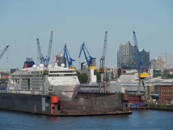 Hamburg şehri ve Elbe nehri Almanya 'da.
