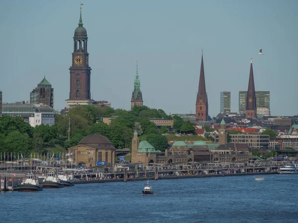 Hamburg şehri ve Elbe nehri Almanya 'da.