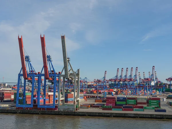 Hamburg şehri ve Elbe nehri Almanya 'da.