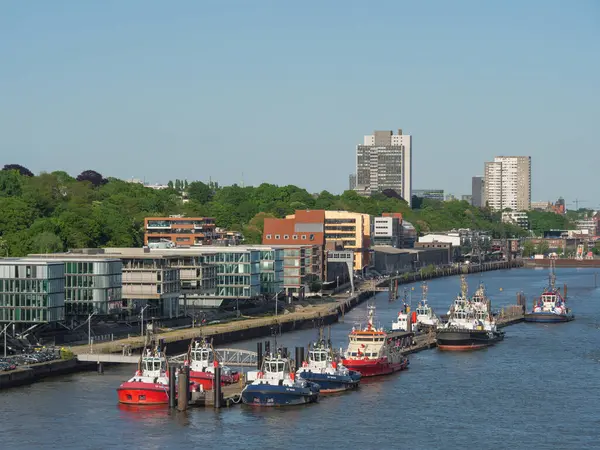 Hamburg şehri ve Elbe nehri Almanya 'da.