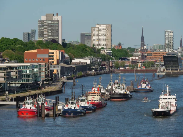 Hamburg şehri ve Elbe nehri Almanya 'da.
