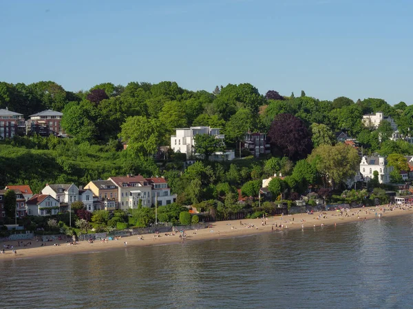 Hamburg şehri ve Elbe nehri Almanya 'da.