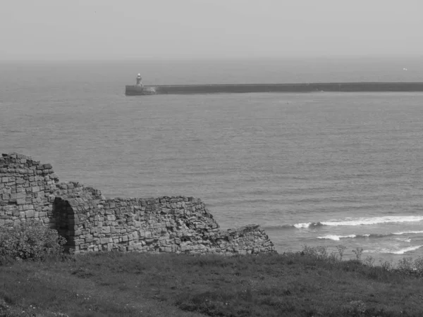 Newcastle şehriyle Kuzey İngiltere kıyısında.