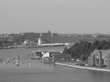 Newcastle şehriyle Kuzey İngiltere kıyısında.