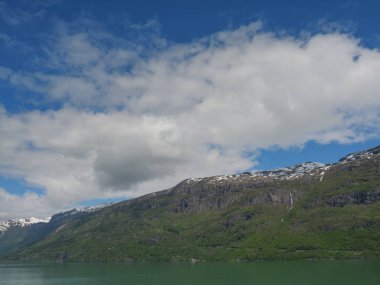 Norveç limanındaki küçük Eidfjord köyü