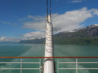 Norveç limanındaki küçük Eidfjord köyü
