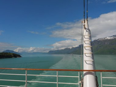 Norveç limanındaki küçük Eidfjord köyü