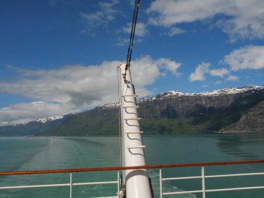 Norveç limanındaki küçük Eidfjord köyü