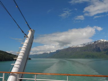 Norveç limanındaki küçük Eidfjord köyü