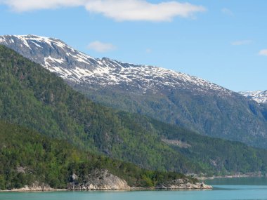 Norveç limanındaki küçük Eidfjord köyü