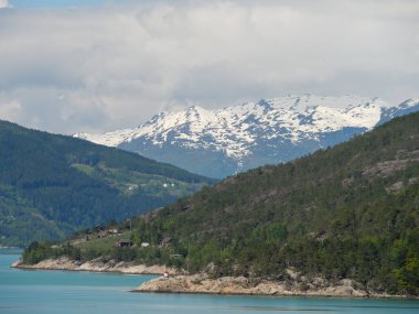 Norveç limanındaki küçük Eidfjord köyü