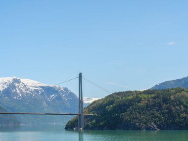 Norveç limanındaki küçük Eidfjord köyü