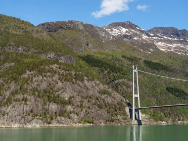 Norveç limanındaki küçük Eidfjord köyü