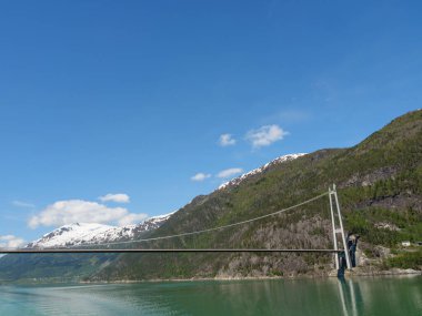 Norveç limanındaki küçük Eidfjord köyü