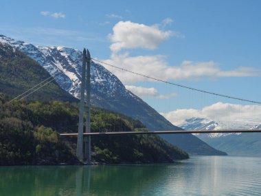 Norveç limanındaki küçük Eidfjord köyü