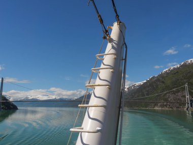 Norveç limanındaki küçük Eidfjord köyü