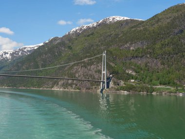 Norveç limanındaki küçük Eidfjord köyü