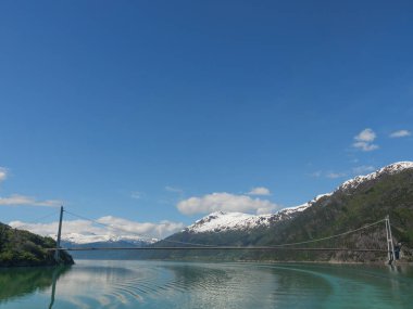 Norveç limanındaki küçük Eidfjord köyü