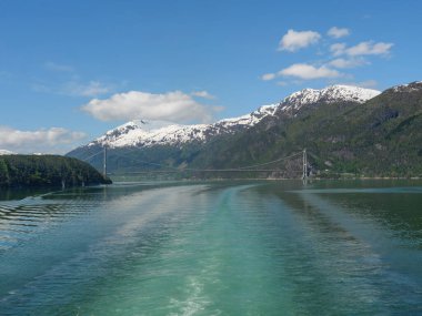 Norveç limanındaki küçük Eidfjord köyü