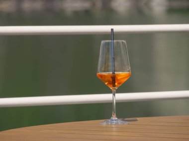 Norveç limanındaki küçük Eidfjord köyü