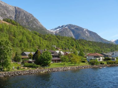 Norveç limanındaki küçük Eidfjord köyü