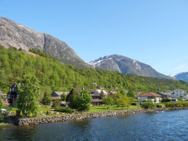 Norveç limanındaki küçük Eidfjord köyü