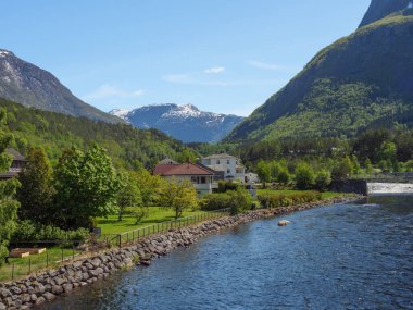 Norveç limanındaki küçük Eidfjord köyü