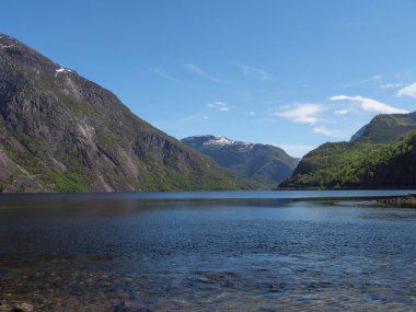 Norveç limanındaki küçük Eidfjord köyü