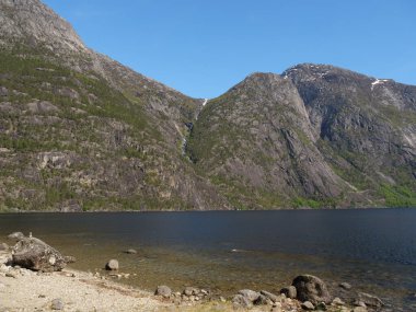 Norveç limanındaki küçük Eidfjord köyü