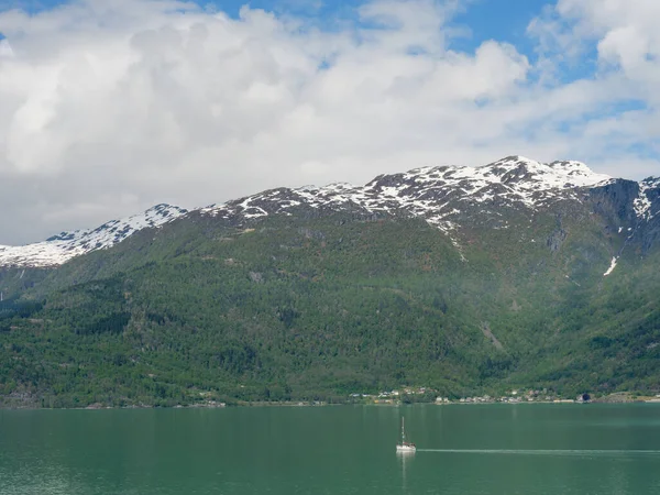 Norveç Limanındaki Küçük Eidfjord Köyü — Stok fotoğraf
