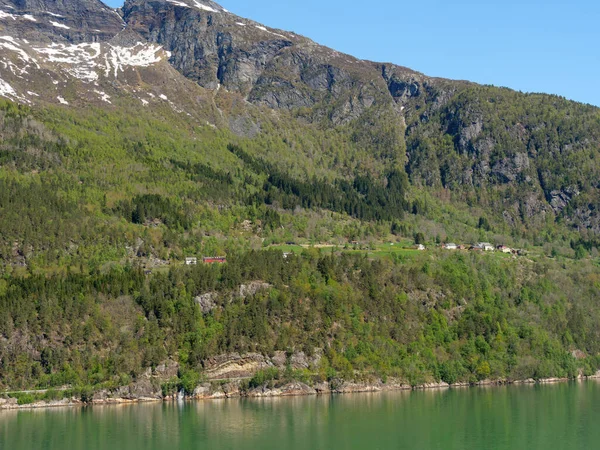 Norveç Limanındaki Küçük Eidfjord Köyü — Stok fotoğraf