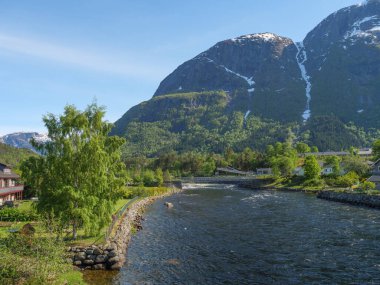 Norveç limanındaki küçük Eidfjord köyü