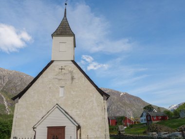 Norveç limanındaki küçük Eidfjord köyü