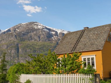 Norveç limanındaki küçük Eidfjord köyü