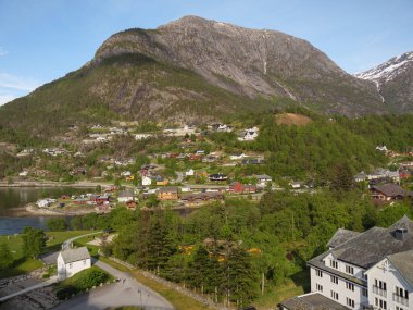 Norveç limanındaki küçük Eidfjord köyü