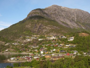 Norveç limanındaki küçük Eidfjord köyü