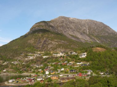 Norveç limanındaki küçük Eidfjord köyü