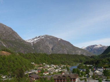 Norveç limanındaki küçük Eidfjord köyü