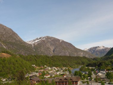 Norveç limanındaki küçük Eidfjord köyü