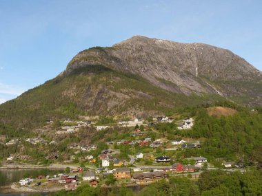 Norveç limanındaki küçük Eidfjord köyü